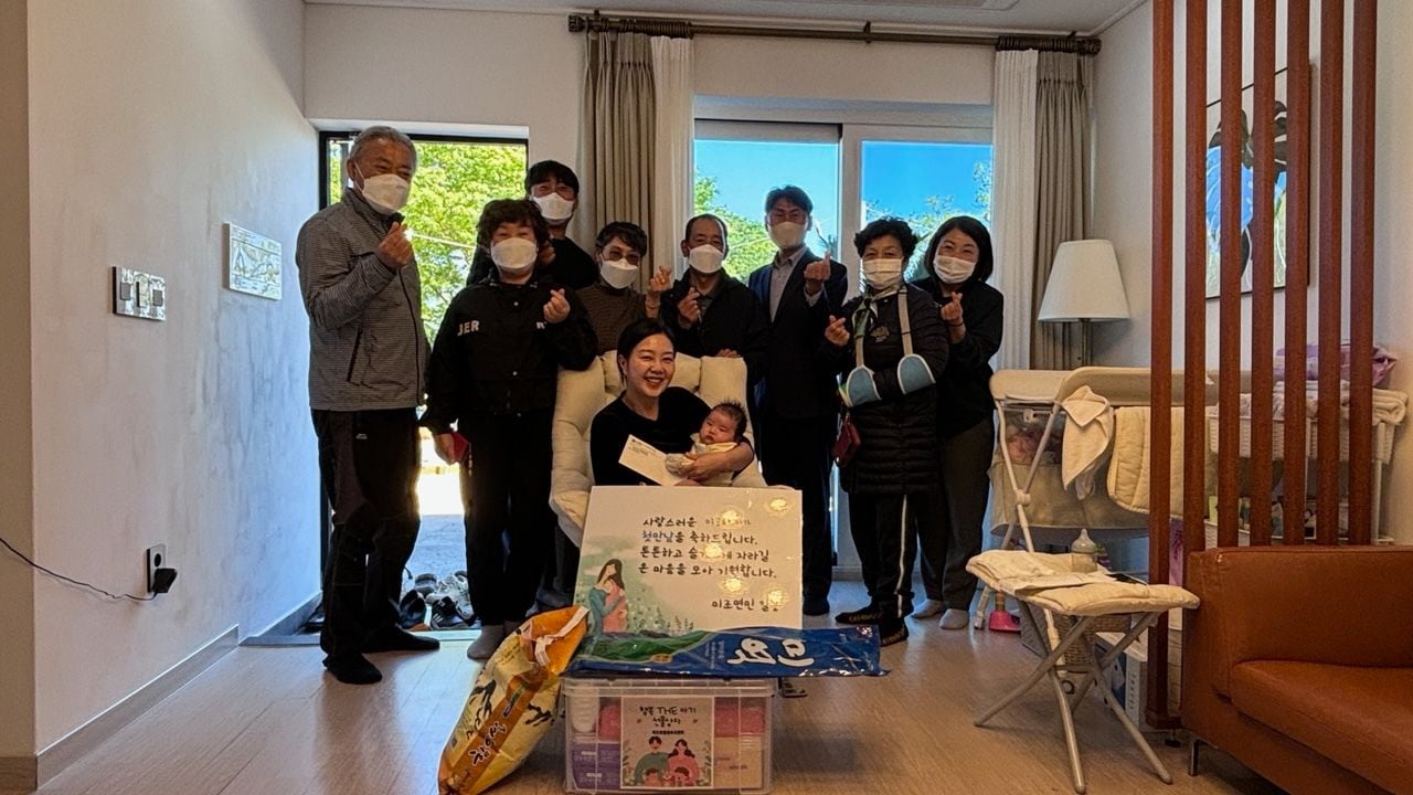 남해 천하마을, 24년 만에 ‘응애’… 아기 울음소리에 마을 전체 들썩