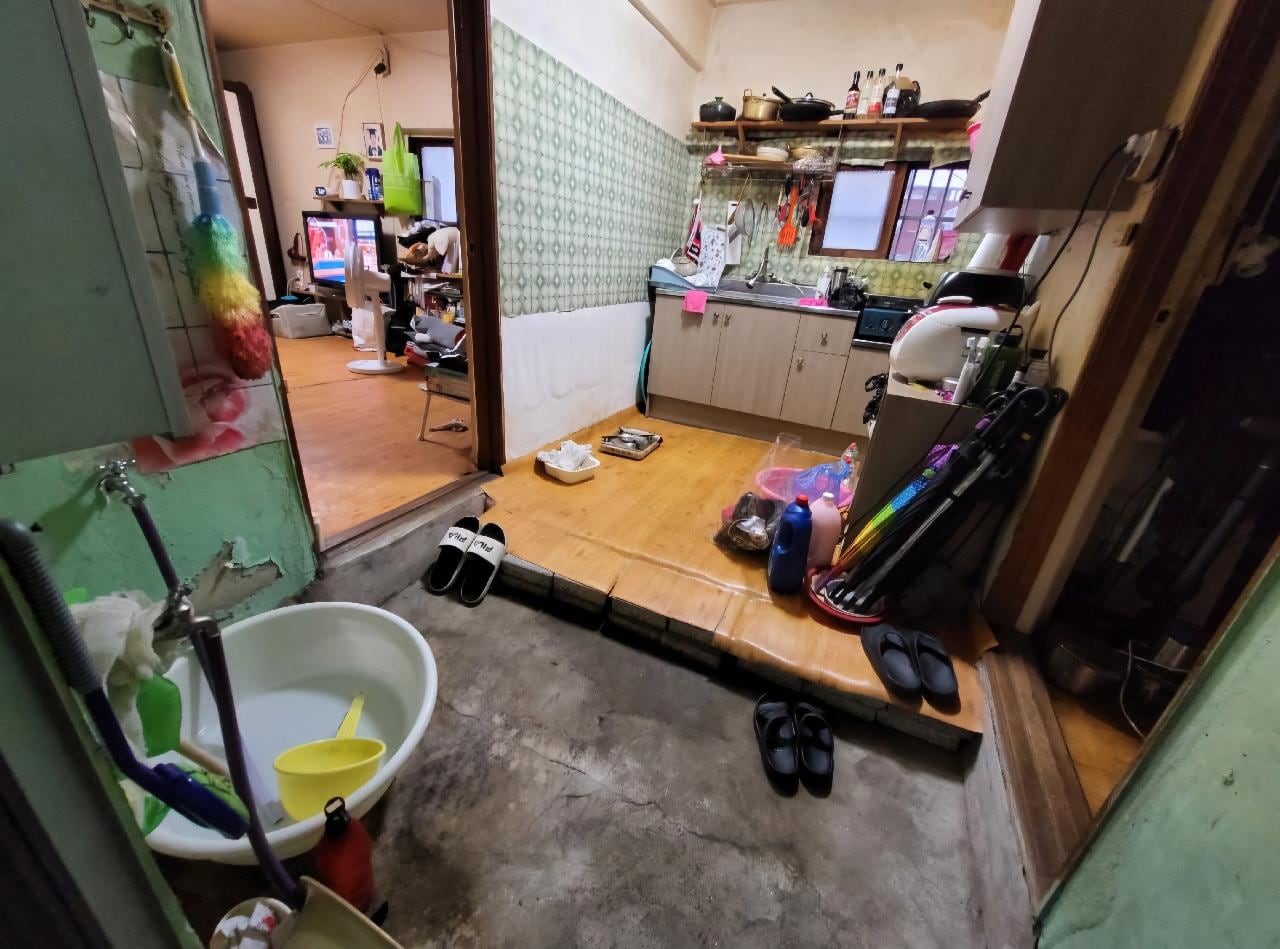  사위가 버린 손자 14년간 키운 할머니…집에 불나자 모든 걸 잃었다