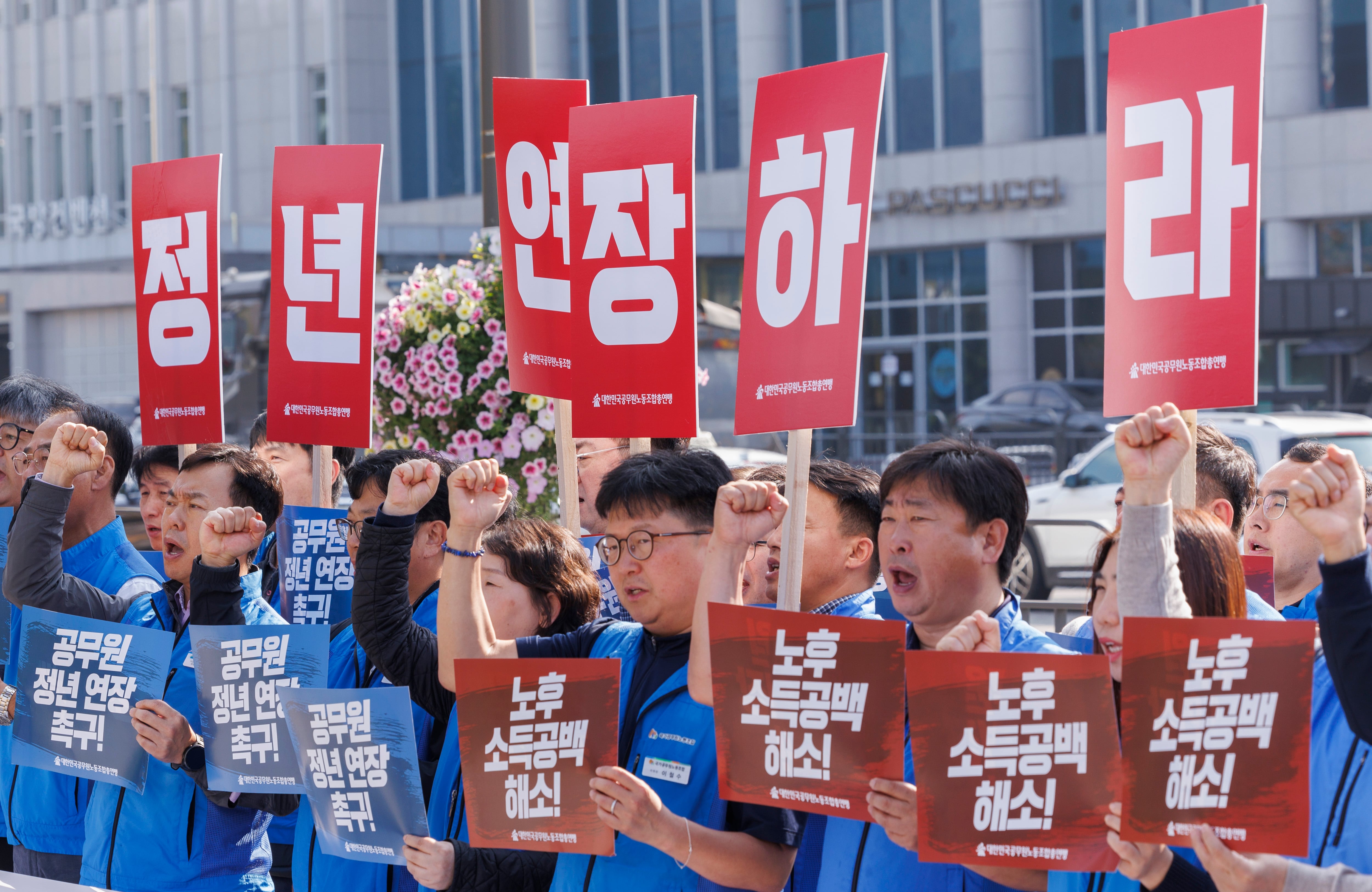 부모·자식 ‘이중 부양’… 900만 ‘낀세대’가 불붙인 정년 연장
