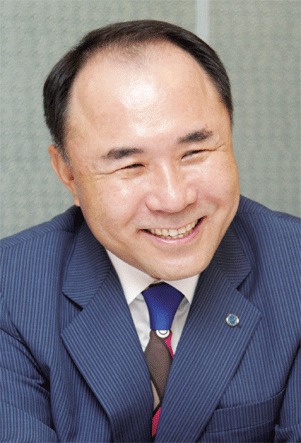 [한국 100대 CEO] 윤홍근  제너시스BBQ그룹 회장, 카페형 치킨 프랜차이즈 선보여