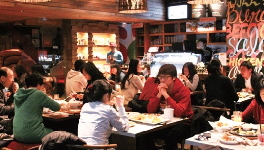 카페형 매장 선보인 비비큐(bbq)…낮엔 레스토랑, 저녁엔 호프