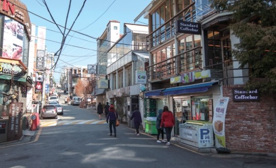 [Real Estate]신논현역 카페골목 뜬다는데…‘강남역 게 섰거라’ 2030 고객 북적