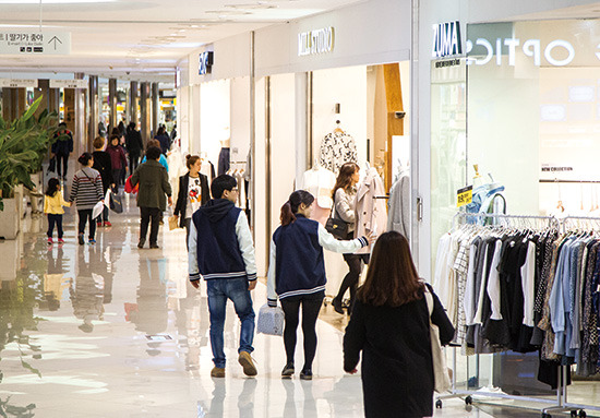 인기몰이 동대문 신개념 편집숍…백화점·복합쇼핑몰서 모시기 경쟁