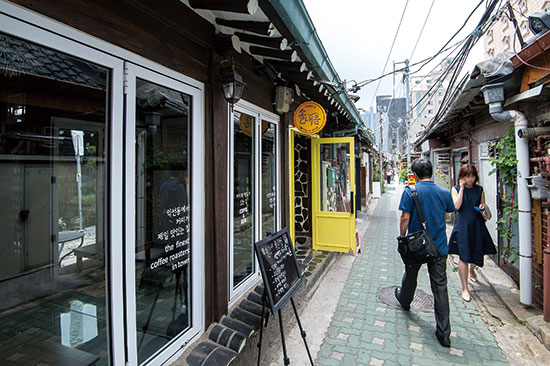[Real Estate] 서울 익선동 골목길의 변신…카페·갤러리·공방으로 새단장한 한옥집
