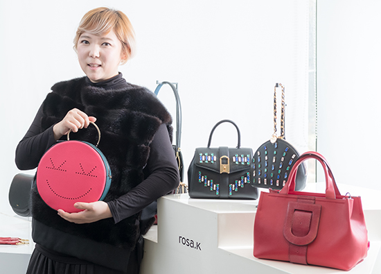 [PEOPLE]국내 유일의 디자이너 핸드백 브랜드 로사케이(ROSA.K) 김유정 크리에이티브 디렉터 첼로 전공한 감성, 색감 있는 디자인에 녹였죠   