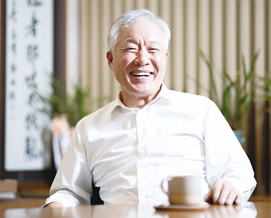 [CEO LOUNGE] 프랜차이즈협회장 당선된 정현식 해마로푸드서비스 회장 | “맘스터치 브랜드 살리기 위해 지분 팔았다”