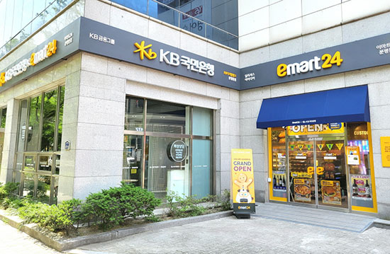 “카드 만들러 편의점 다녀올게요”…이마트24-KB은행, 금융 전문 편의점 오픈