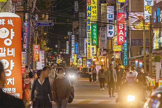 사시사철 법원으로 몰려드는 소송인…비수기 없는 복합 상권 ‘교대역’