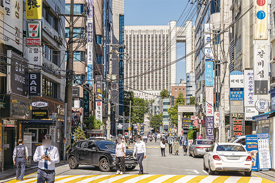 사시사철 법원으로 몰려드는 소송인…비수기 없는 복합 상권 ‘교대역’