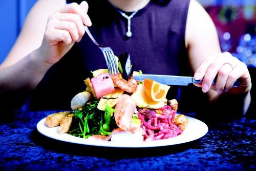 생리 기간에 여성들 하루 500㎉ 더 먹는다 | 인스티즈