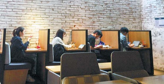 [라이프 트렌드] 커피족 즐겁게? 카공족 편하게?…카페 딜레마