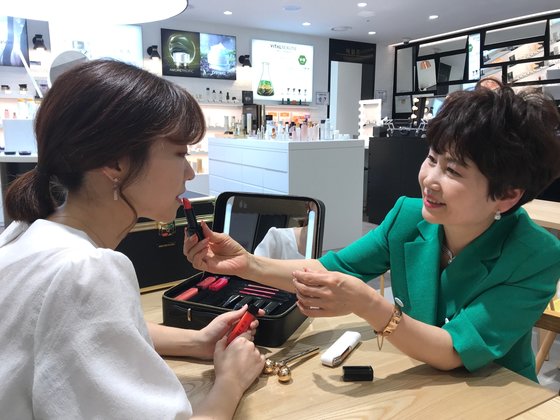 응팔 속 화장품 방판소녀단···아모레 1조 매출 비밀병기로