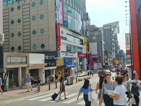 미용실·관광객 많은 이대 앞 대신 기찻길 옆 이화52번가