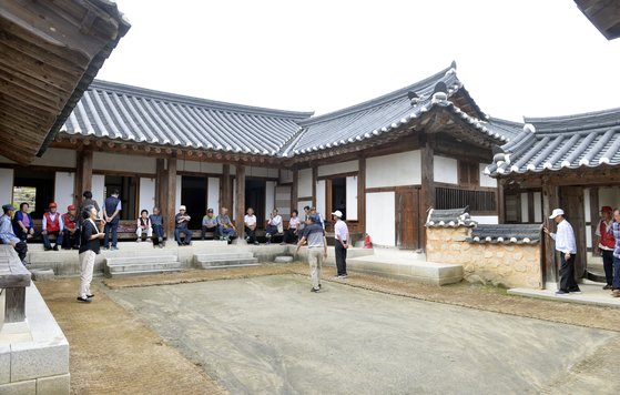 朴 죄는 밉지만 안쓰럽다···육영수 생가 마을 옥천의 한숨