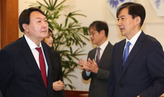 "윤석열은 文도 겨눌 사람" 여당의 우려, 조국으로 현실 됐다