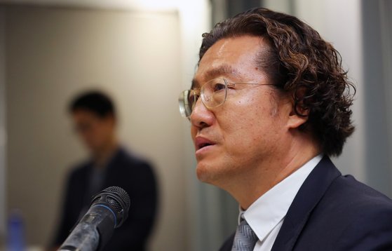 ‘최인철 논란’ 머리 숙인 김판곤 “꽃으로도 때리면 안 되는데...”