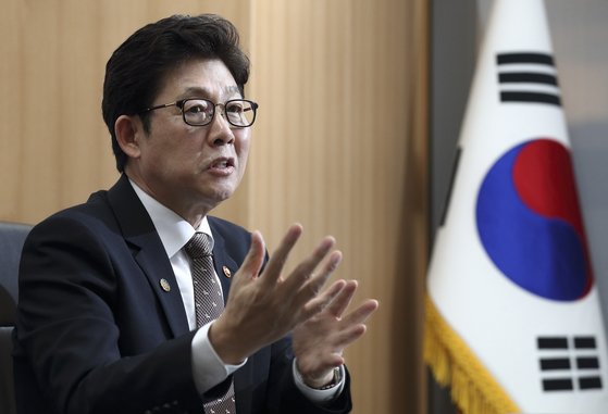 조명래 환경장관 “미세먼지 줄이기 위해 3월 석탄발전소 최대 27기 셧다운”