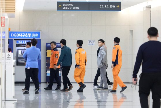 내 사위 어딨어요? 장례식장 입구서 주저앉은 가족