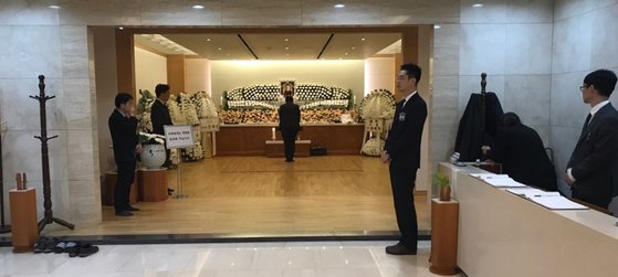 조문객 1만여명 끊임없는 추모 발걸음…깜짝 강연 열리기도