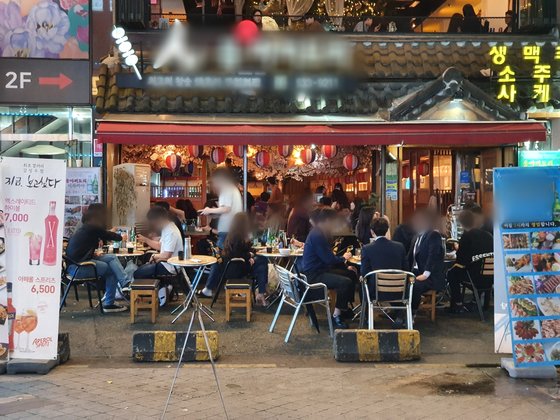 술 먹는게 죄인가요···강남포차선 술잔과 함께 스킨십 오갔다