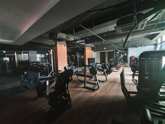 교내 안 된다 휴장· 명령에··· 폐업 위기 내몰린 학교 수영장