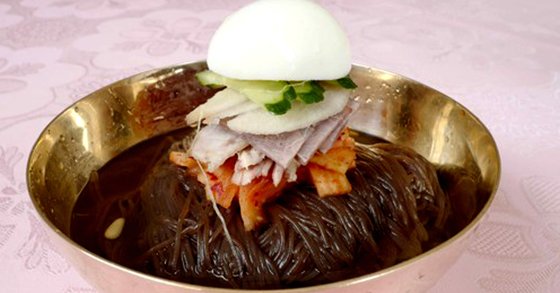 처먹을 땐 요사 떨더니···평화 상징 평양냉면의 독한 변신