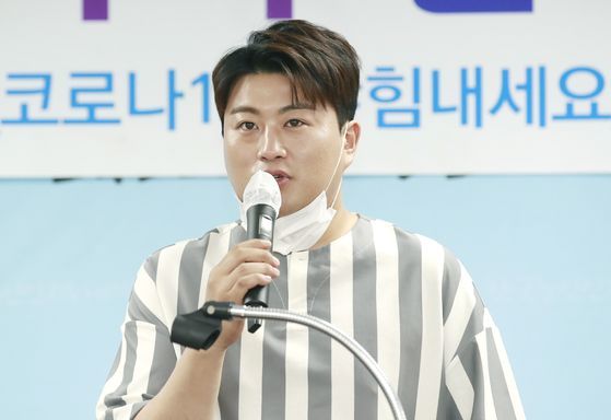 김호중, 이번엔 친모 미스터트롯 험담 의혹…소속사 법적 대응