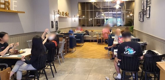 거리두기 2.5단계 첫 날…스벅 텅텅, 동네 카페는 북적였다