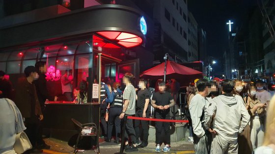 클럽 문닫자 라운지바 들썩…경찰 뜨자, DJ는 사이렌 울렸다
