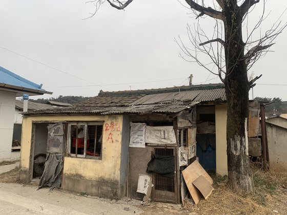 곳곳 무너지고, 악취 진동…‘폐허생활’ 경주 한센인 마을 환경 개선되나