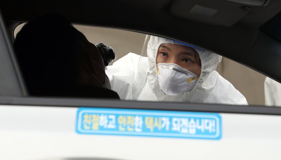 부산시청 공무원 1명 감염,동료 10명 자가격리…15일 총 59명 확진