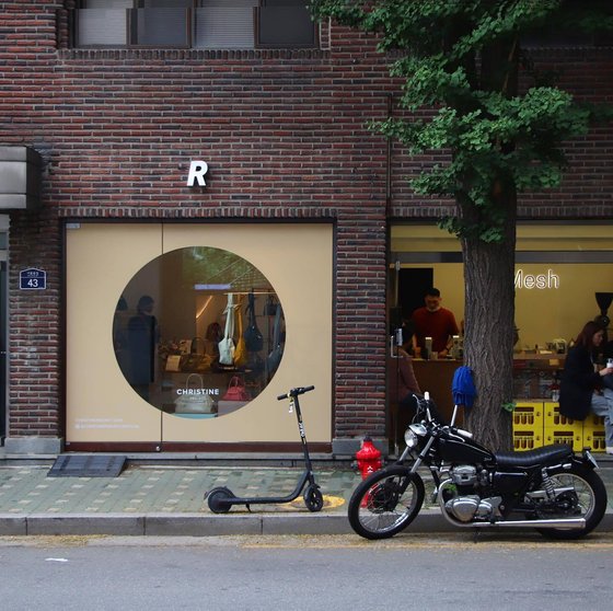 가장 힙하다는 성수동에 들어선 점집…매일 만석인 이유