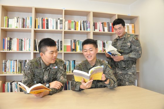 군 장병 위한 독서 카페 청춘 책방…6년간 68개 문 연 롯데