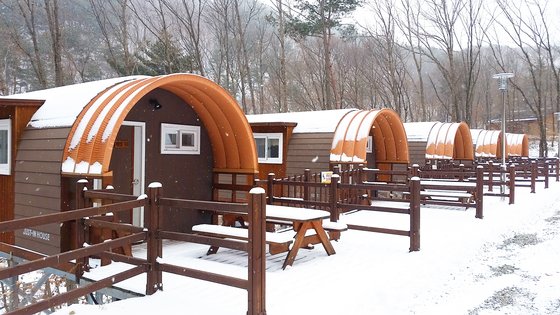 겨울 끝자락, 숲속 통나무집에서 오붓한 하룻밤