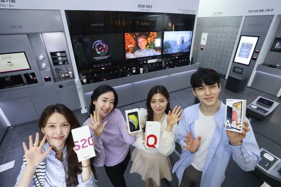 [포토클립] 신규 가입부터 번호 이동까지 ‘셀프’…무인매장 시대