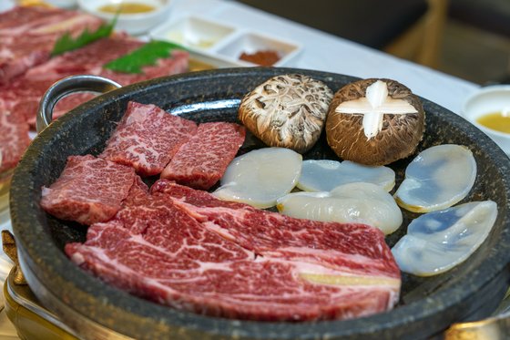 한우에 키조개·표고 ‘장흥 삼합’ 한입…입 안 가득 봄이 번진다