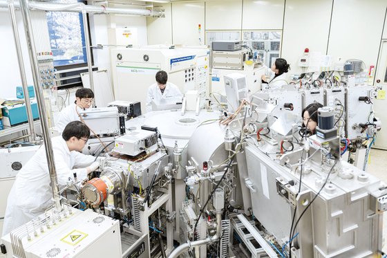 [대한민국 R&D 100조 시대]  첨단 제조산업 이끌 혁신적 소재 기술 개발에 전사적 역량 집중
