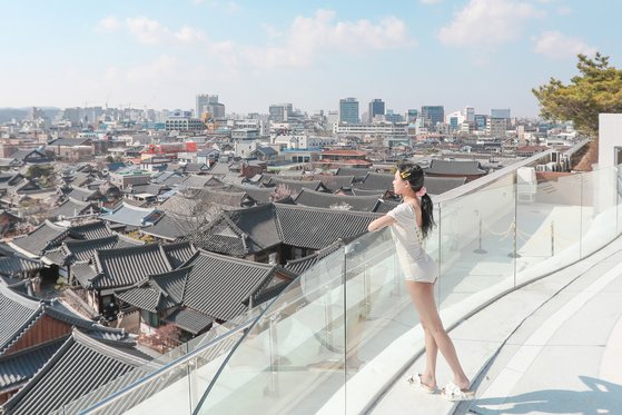 비키니 인생샷, 한옥마을에서…속 보이는 수영장도 등장