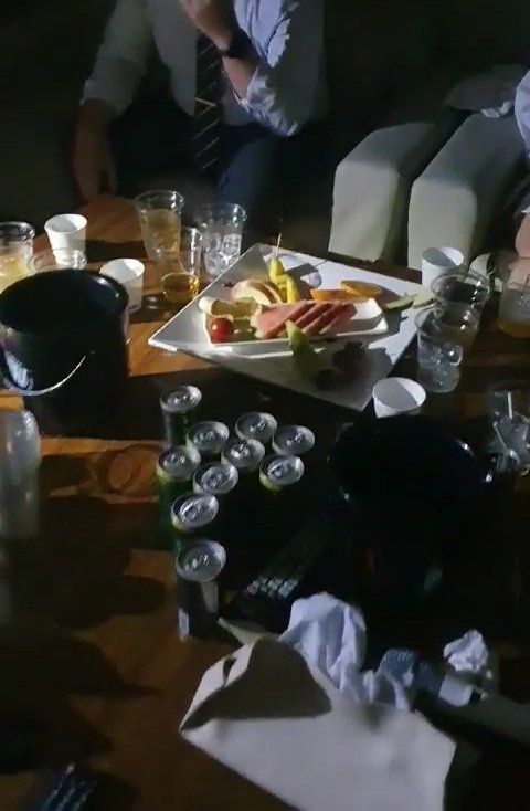 노래방 룸 바로 옆 침대…강남 한복판 호텔 룸살롱 등장 [영상]