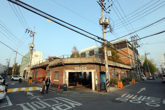 명품쇼핑·미용실, 강남은 뻔해…복고·개성 ‘강북스타일’ 뜬다