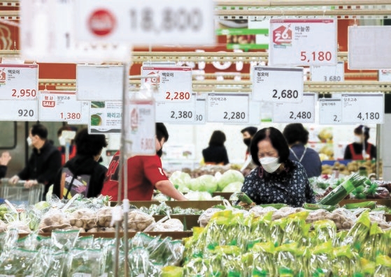 고물가에 ‘최저가격 보상제’ 71만 몰려…냉동 채소·과일 산다