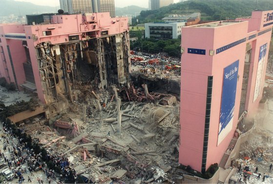 [단독]옷에 삼풍백화점 사진 넣은 업체…이게 콘셉트?
