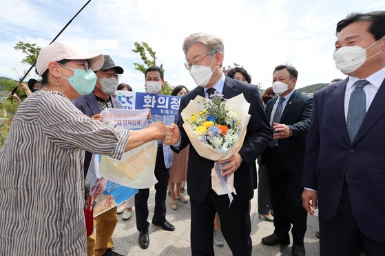 김홍걸과 하의도행 배 탄 이재명…백제 발언 정면 돌파 시도