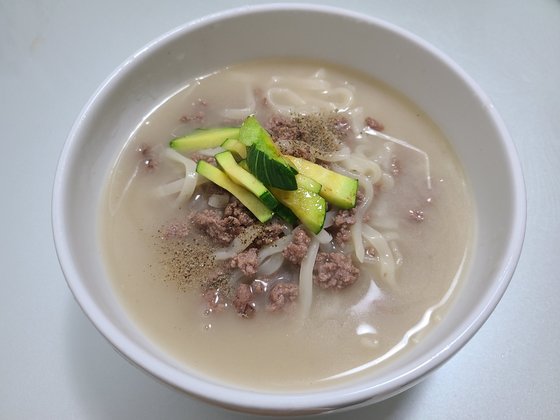 가을 찬 바람이 분다. 뜨끈한 국수 한 그릇이 생각난다.