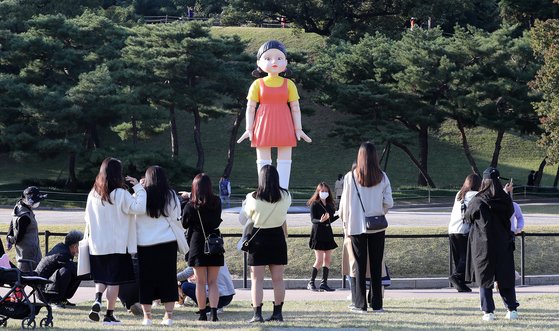 올림픽공원에 뜬 ‘오징어 게임’ 영희, 호주 시드니에서도 등장