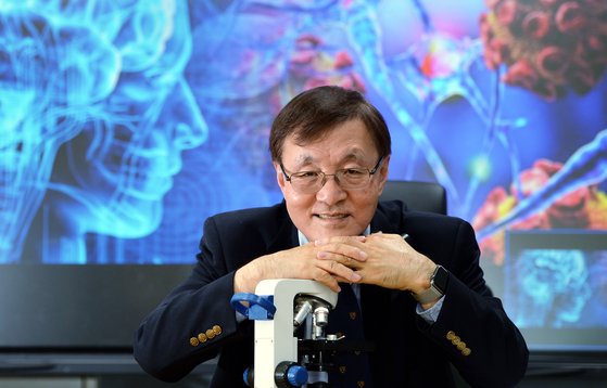 파킨슨병 70대, 수영·스키 즐겨 줄기세포 임상 해낸 한국인 [최준호의 첨단의 끝을 찾아서]