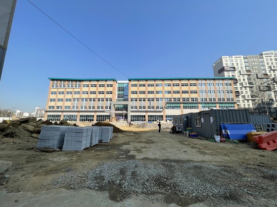 아이가 어린이집 유급 시켜달래요…위례신도시 공사판 학교