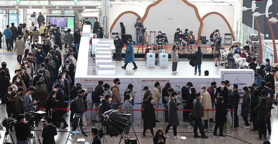 출근 전, 점심시간 때…줄 늘어선 사전투표소 풍경 “국민 기만” “힘 실어주겠다”