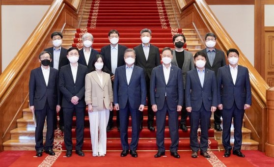 퇴임 앞둔 文대통령, 청와대 전 직원과 기념 촬영