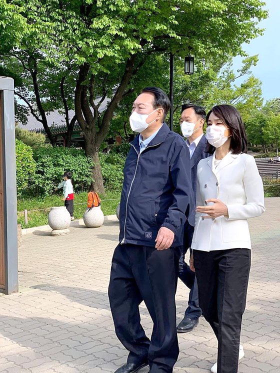 참모들도 몰랐다…대통령 부부의 주말 신발 쇼핑